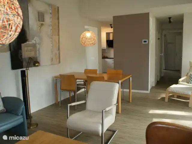Kom tot rust in deze aangename woonkamer. Voor de eethoek zijn er desgewenst twee extra stoelen.